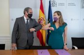 Jesús Aguilar, presidente del Consejo General de Colegios Oficiales de Farmacéuticos, y María Victoria Rosell Aguilar, delegada del Gobierno contra la Violencia de Género del Ministerio de Igualdad