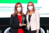 La consejera de Grupo Hefame, Ana Oliver, (a la izquierda) junto a la presidenta de Fedifar, Matilde Sánchez, que hizo entrega del premio.