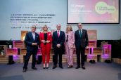 Jose Martínez Olmos, ex secretario general de Sanidad y profesor de la Escuela Andaluza de Salud Pública, Ana Prieto, portavoz de Sanidad del PSOE en el Congreso, Rick R. Suárez, presidente de AstraZeneca España, Marta Moreno, directora de Asuntos Corporativos y Acceso al Mercado de AstraZeneca España y Alfonso Alonso, ex ministro de Sanidad y presidente de Acento.