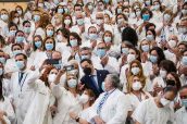 Imagen de Moreno Bonilla rodeado de personal sanitario del SAS