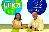 Los representantes de las fundaciones Unica y Cofares durante la firma del acuerdo.