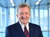Paul Sinclair, presidente de la Federación Internacional Farmacéutica (FIP)