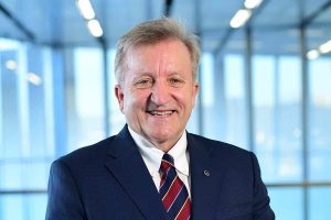 Paul Sinclair, presidente de la Federación Internacional Farmacéutica (FIP)