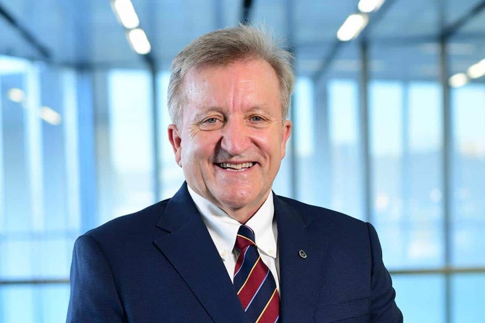 Paul Sinclair, presidente de la Federación Internacional Farmacéutica (FIP)