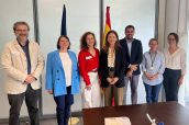 Representantes de las tres sociedades científicas y de la Aemps, durante la reunión.