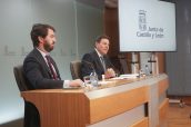 El vicepresidente Juan García-Gallardo y portavoz de la Junta de Castilla y León, Carlos Fernández Carriedo, en la rueda de prensa en la que anunciaron las medidas.