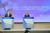 El vicepresidente primero de la Comisión Europea, Margaritis Schinas y la comisaria de Salud Stella Kyiriakides