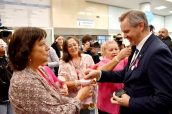 El ministro de Sanidad participa en la cuestación contra el cáncer en su visita este jueves al Hospital Universitario de Navarra, en Pamplona.