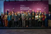 Foto de los galardonados y autoridades tras la ceremonia de entrega de los VII edición de los Premios Jóvenes Investigadores de la Fundación AstraZeneca.