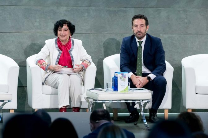 Encarna Cruz, directora general, y Joaquín Rodrigo, presidente de Biosim, en un acto de la entidad.