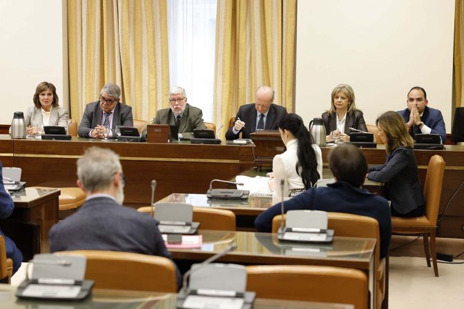 Mesa de la Comisión de Sanidad del Congreso de los Diputados en la XV legislatura.