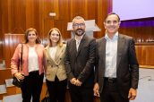 Isabel Pineros, Ana Bosch y Juan Yermo, de Farmaindustria, junto a Javier Padilla, secretario de Estado de Sanidad, en una foto de archivo, el día de la toma de posesión de Padilla.