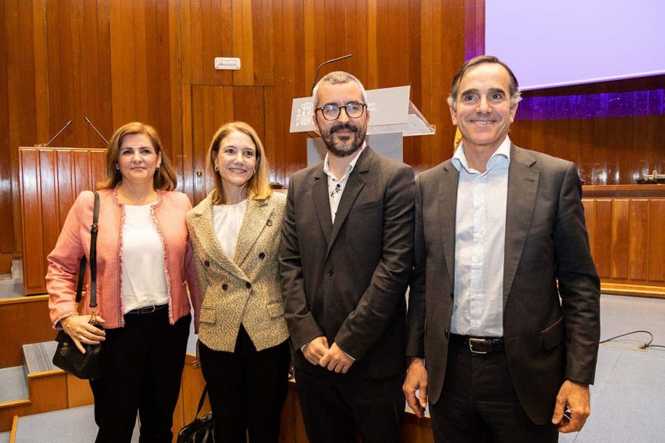 Isabel Pineros, Ana Bosch y Juan Yermo, de Farmaindustria, junto a Javier Padilla, secretario de Estado de Sanidad, en una foto de archivo, el día de la toma de posesión de Padilla.