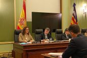 La consejera Manuela García, durante su intervención en el Parlamento balear.