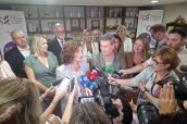 La presidenta del COF de Castellón, Rosa Arnau, junto al consejero Marcano Gómez, durante la presentación del sistema el pasado lunes.