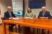 El consejero de Salud, Juan José Pedreño, junto a la presidenta del Colegio Oficial de Farmacéuticos de la Región de Murcia, Paula Payá, y el director general de Farmacia, Planificación e Investigación, Jesús Cañavate.