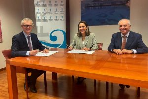 El consejero de Salud, Juan José Pedreño, junto a la presidenta del Colegio Oficial de Farmacéuticos de la Región de Murcia, Paula Payá, y el director general de Farmacia, Planificación e Investigación, Jesús Cañavate.