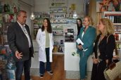 20241003 Conselleiro Sanidade visita farmacia Xunqueira de Ambía3