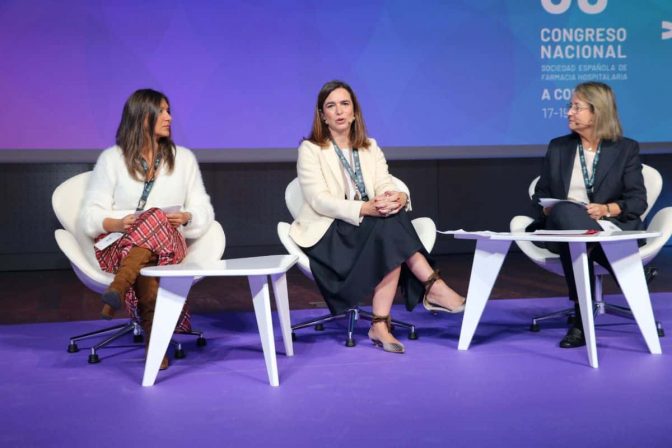 Sonia González, presidenta del Comité Científico del congreso, Cecilia Martínez, presidenta de la SEFH, Isabel Martín, presidenta del Comité Organizador del Congreso.