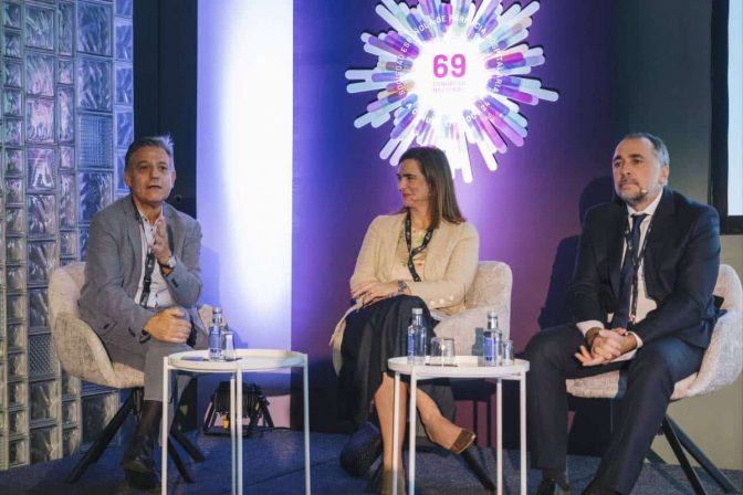 Carlos Crespo, Cecilia Martínez y julio García Comesaña en un momento de la mesa.