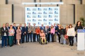 Foto de familia de los premiados en la edición 2024 de los premios Aelmhu, junto a representantes de la asociación y autoridades.