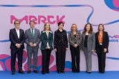 Directivos de Merck junto a Díaz Ayuso y Matute tras la visita a las instalaciones en Tees Cantos de la compañía.