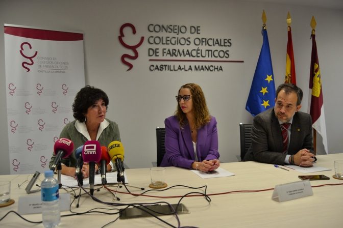 Sara Simón, junto a los representantes del COFCAM, Marta Arteta, secretaria y presidenta a su vez del COF de Ciudad Real, y el vicesecretario y presidente del COF de Toledo, Javier Jimeno.