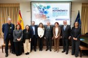 Directores de Farmacia de las comunidades autónomas de Canarias, Castilla-La Mancha, Asturias, País Vasco, Navarra y Andalucía, acompañados de César Hernández, del ministerio de Sanidad; Mar Fábregas, presidenta de Aeseg; y Ángel Luis Rodríguez de la Cuerda, secretario general de Aeseg.