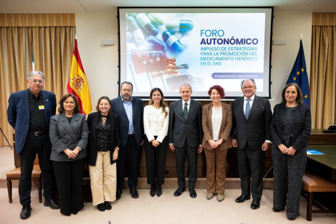 Directores de Farmacia de las comunidades autónomas de Canarias, Castilla-La Mancha, Asturias, País Vasco, Navarra y Andalucía, acompañados de César Hernández, del ministerio de Sanidad; Mar Fábregas, presidenta de Aeseg; y Ángel Luis Rodríguez de la Cuerda, secretario general de Aeseg.