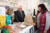 El consejero Alejandro Vázquez conversa con una farmacéutica participante en el proyecto.