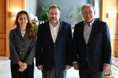 César Hernández, director general de Cartera Común de Servicios del SNS y Farmacia, entre la presidenta de Aeseg, Mar Fábregas y el, hasta ahora, secretario general de la asociación, Ángel Luis Rodríguez de la Cuerda, en una foto de archivo.