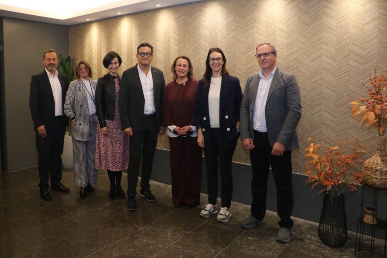 Los participantes en el Encuentro de Expertos sobre equidad en las enfermedades raras celebrado en Valencia.