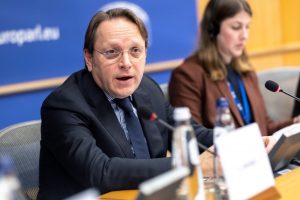 El comisario europeo de Salud y Bienestar Animal, Olivér Várhelyi en su comparecencia