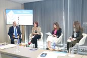 Mesa de debate durante la presentación del informe de Biosimilares en Atención Primaria.