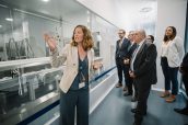 El ministro atiende las explicaciones técnicas, durante su visita a la planta de Boehringer en Sant Cugat del Vallès