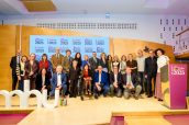 Foto de familia de premiados, jurado, autoridades y miembros de Aelmhu