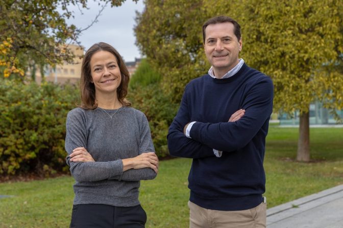 Dra. María Serrano especialista en Farmacia Hospitalaria de la Clinica Universidad de Navarra y el Dr Ferran Capdevila farmaceutico especialista del Hospital Universitario de Navarra.