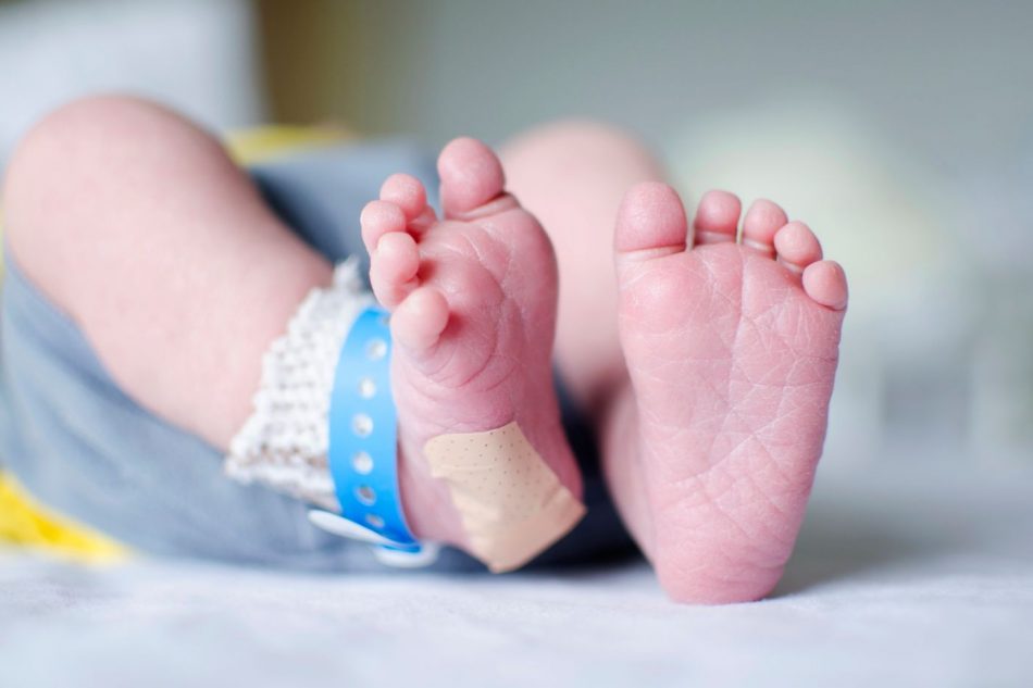 20251112 prueba del talon bebe - cribado neonatal depositphotos