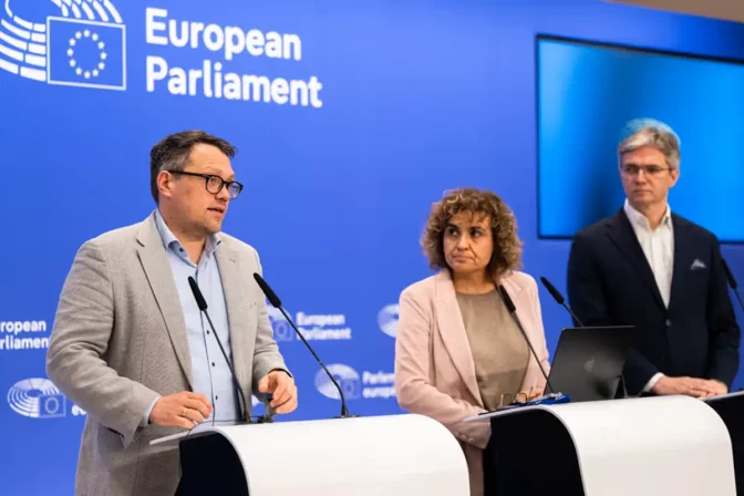 Los ponentes de Reglamento y Directiva, Tiermo Wölken ((S&D) y Dolors Monserrat (EPP), Junto al presidente de la Comisión SANT, Adam Jarubas (EPP), el pasado mes de diciembre