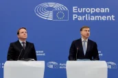 Olivér Várhelyi, comisario europeo de Salud y Bienestar Animal, y Valdis Dombrovskis, comisario de Economía y Productividad, durante la presentación del nuevo paquete de medidas sanitarias de la Comisión Europea.