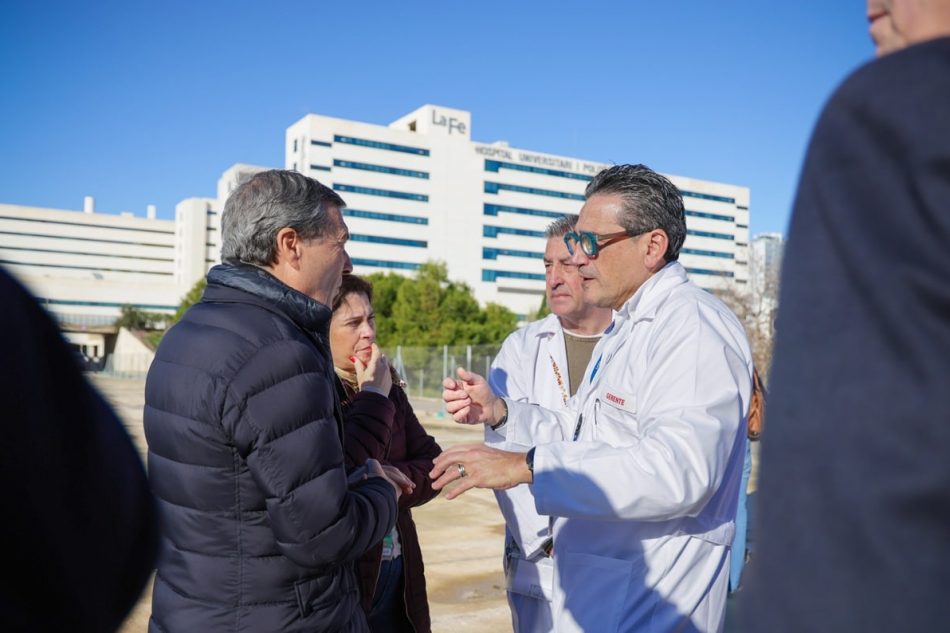 El consejero Marciano Gómez conversa con el gerente de la Fe, José Luis Poveda, en los terrenos donde se situarán las instalaciones del ciclotrón.