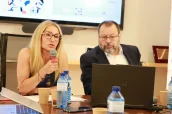 Beatriz Perales, presidenta de Aelmhu y César Hernández, director general de Cartera Común de Servicios del SNS y Farmacia en un evento pasado.