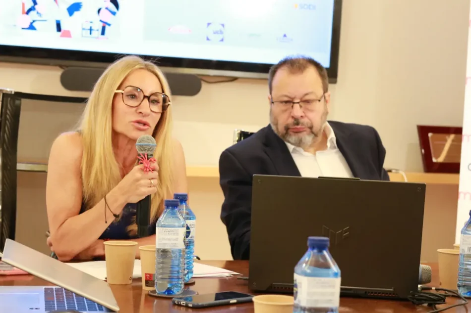 Beatriz Perales, presidenta de Aelmhu y César Hernández, director general de Cartera Común de Servicios del SNS y Farmacia en un evento pasado.