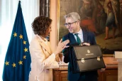 María Jesús Montero, ex ministra de Hacienda, con su sucesor, Arcadi España.