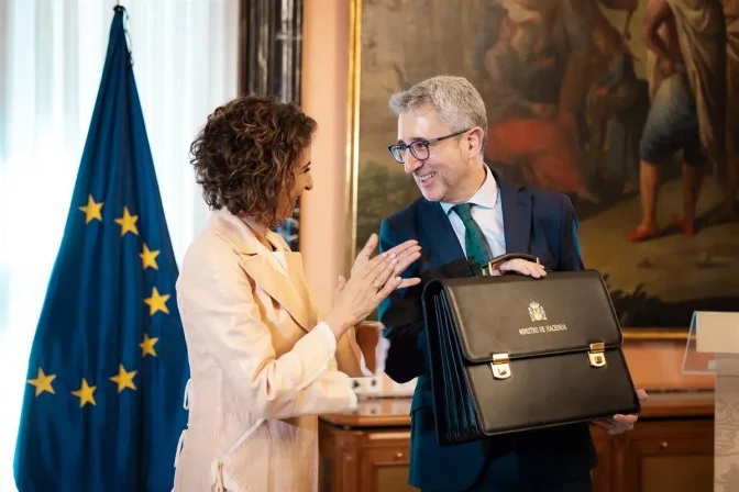 María Jesús Montero, ex ministra de Hacienda, con su sucesor, Arcadi España.