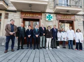 El consejo de Salud del País Vasco, Alberto Martínez y el director de Farmacia, Jon Iñaki Betolaza, durante una visita a una farmacia junto a los presidentes colegiales. Foto de archivo.