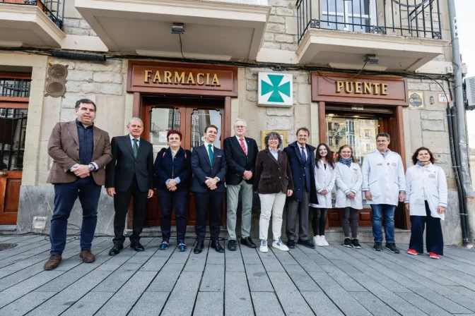 El consejo de Salud del País Vasco, Alberto Martínez y el director de Farmacia, Jon Iñaki Betolaza, durante una visita a una farmacia junto a los presidentes colegiales. Foto de archivo.