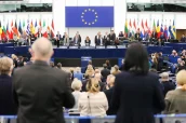 Pleno del Parlamento Europeo, durante el minuto de silencio por las víctimas del accidente de tren de este 18 de enero en Adamuz y de Nochevieja en Suiza.