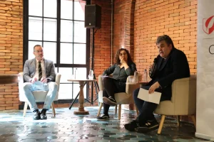 Luis de la Cruz, Elisenda Martínez y Javier Granda (moderador del debate).