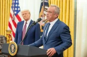 El presidente de EE.UU, Donald Trump y el secretario de Salud, Robert F. Kennedy Jr.